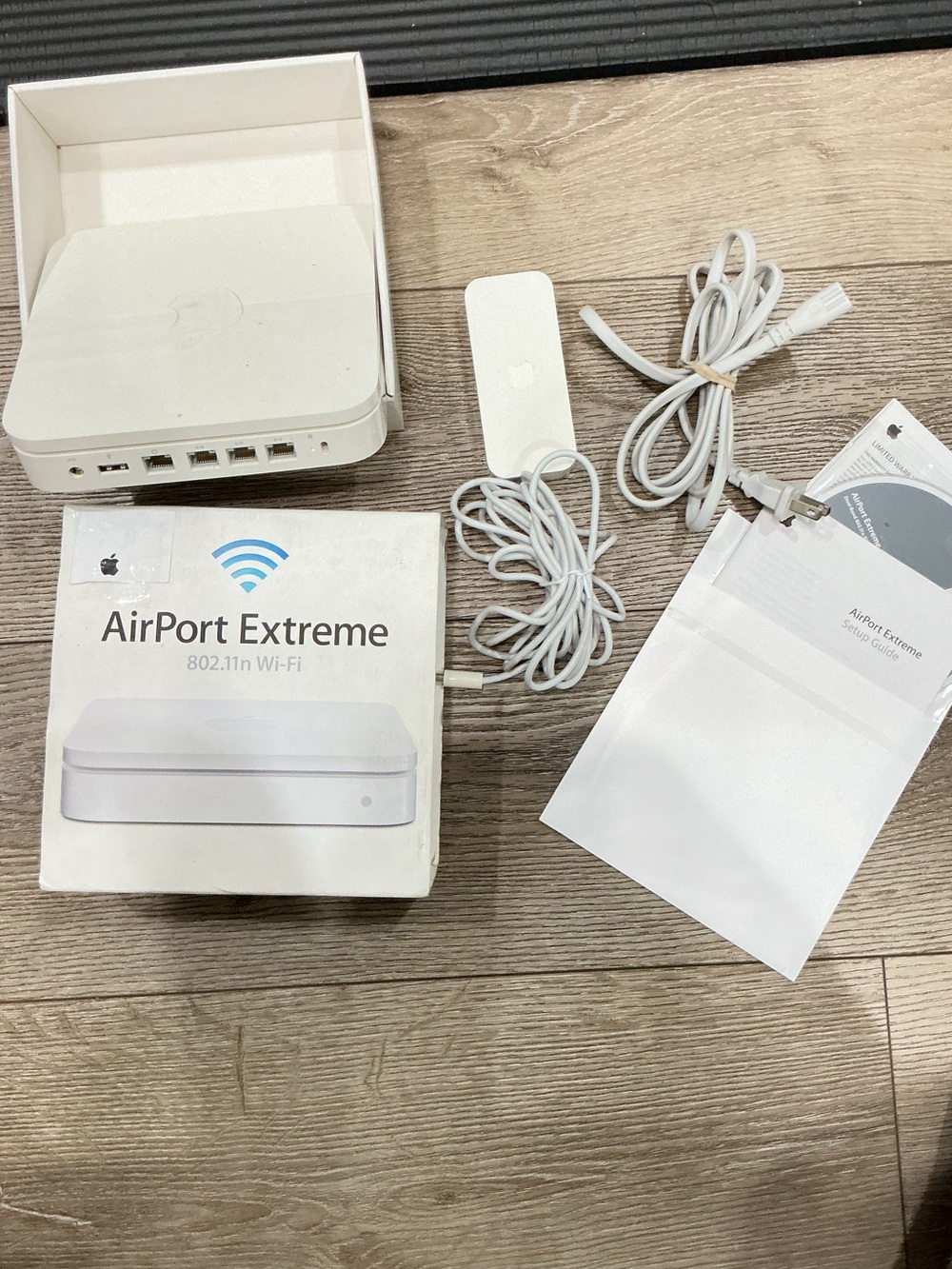 Apple AirPort Extreme Router in White with Accessories